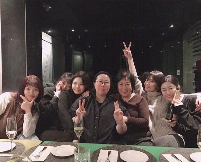 Song Hye Kyo gây choáng với ảnh selfie siêu cân mặt: 38 tuổi mà da bóng mịn không chút nếp nhăn - Ảnh 1.