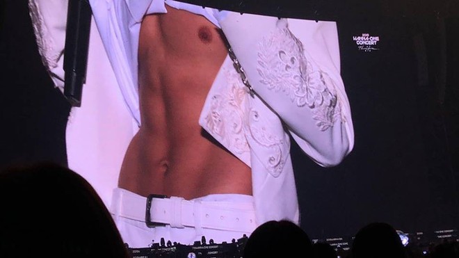 Fan mất m&aacute;u khi c&aacute;c trai đẹp nh&agrave; Wanna One thi nhau lột &aacute;o khoe body trong concert cuối - Ảnh 6.