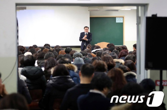 Choáng váng với cảnh phụ huynh Hàn Quốc ngồi la liệt ngoài cầu thang để nghe bí kíp thi đỗ đại học cho con - Ảnh 2.