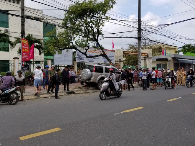 Vụ &ocirc; t&ocirc; đi&ecirc;n lao l&ecirc;n vỉa h&egrave; t&ocirc;ng 2 mẹ con đang đứng chờ xe bu&yacute;t: Bắt tạm giam t&agrave;i xế - Ảnh 2.