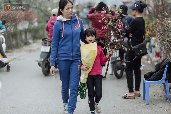 Vườn đào Nhật Tân nhộn nhịp ngày giáp Tết, đường tắc từ làng ra phố - Ảnh 16.