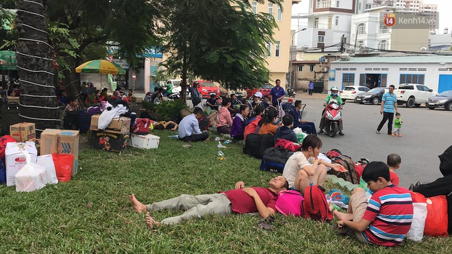 Hàng nghìn khách vật vã ở ga Sài Gòn vì tàu hỏa trật bánh, đường sắt tê liệt - Ảnh 6.