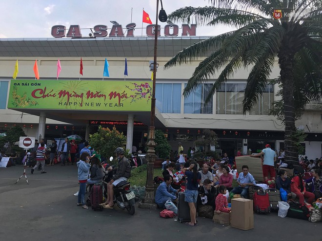 Hàng nghìn khách vật vã ở ga Sài Gòn vì tàu hỏa trật bánh, đường sắt tê liệt - Ảnh 1.