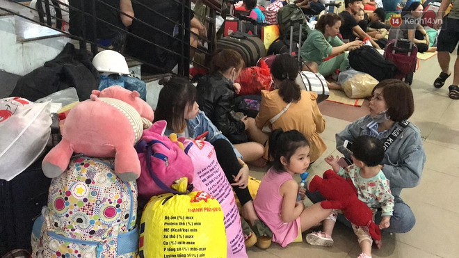 Hàng nghìn khách vật vã ở ga Sài Gòn vì tàu hỏa trật bánh, đường sắt tê liệt - Ảnh 5.