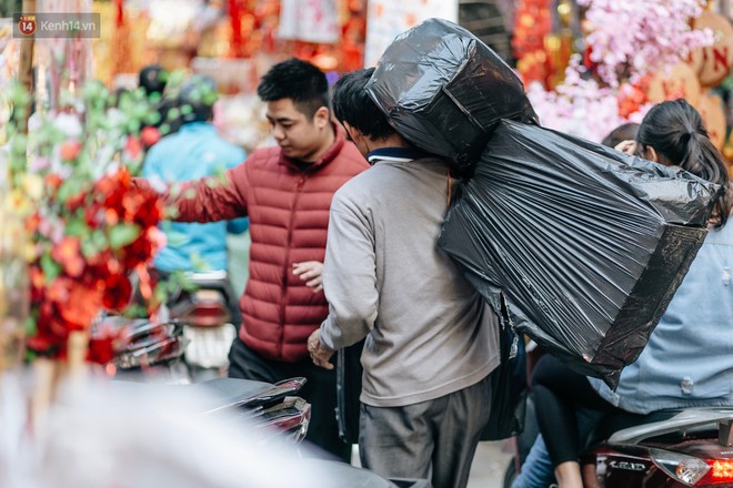 Rộn ràng không khí Tết tại chợ hoa Hàng Lược - phiên chợ truyền thống lâu đời nhất ở Hà Nội - Ảnh 8.