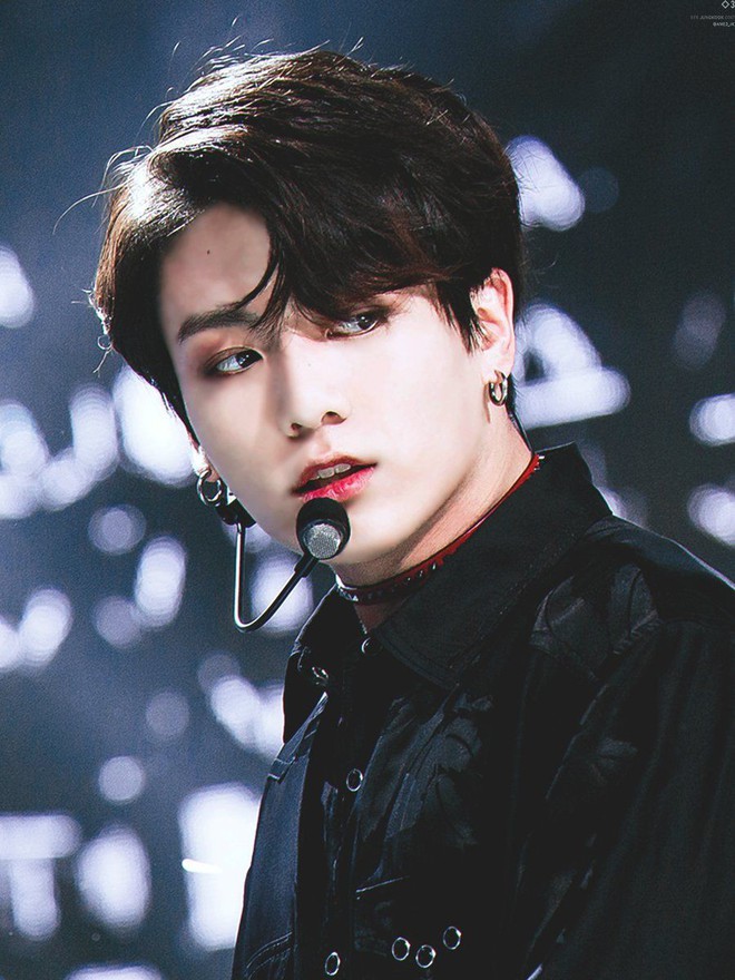 Em út của nhóm BTS - Jeon Jungkook đã trưởng thành rất nhanh và trở thành một trong những hotboy được yêu thích nhất K-pop. Mặt búng ra sữa của Jungkook nay đã biến mất hoàn toàn để thay thế bằng hình ảnh trưởng thành và quyến rũ hơn. Hãy cùng ngắm nhìn bức hình của Jungkook để khám phá nét đẹp mới của anh chàng này.