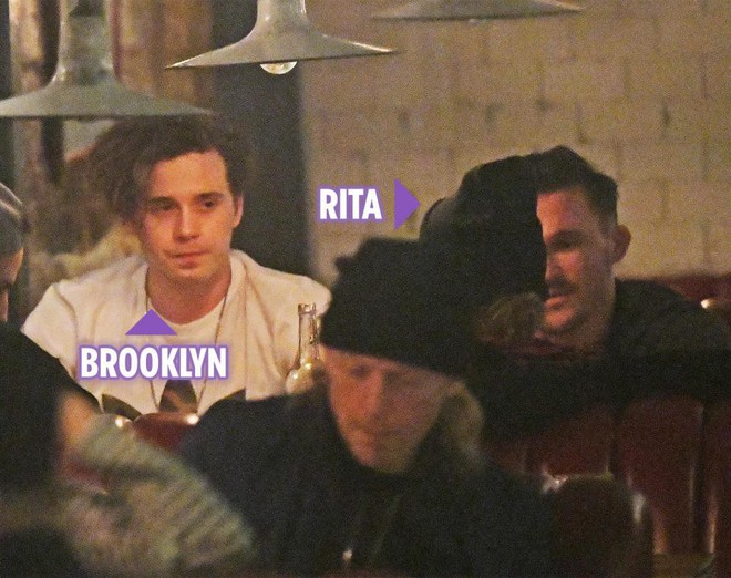 Victoria từng phẫn nộ vì Brooklyn Beckham lái máy bay với người đẹp nóng bỏng Rita Ora lớn hơn anh 8 tuổi - Ảnh 1.