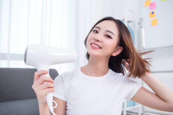Sai lầm thường gặp khi dùng máy sấy tóc mà hội con gái rất hay mắc phải - Ảnh 3.