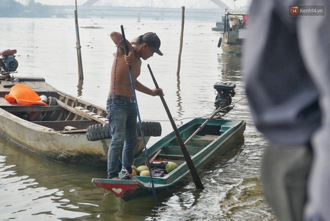 Khổ như c&aacute; ch&eacute;p ng&agrave;y tiễn &ocirc;ng T&aacute;o: Vừa được ph&oacute;ng sinh đ&atilde; bị đội qu&acirc;n ch&egrave;o thuyền chờ sẵn để ch&iacute;ch điện - Ảnh 12.