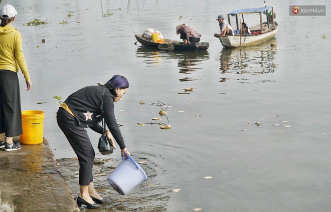 Khổ như c&aacute; ch&eacute;p ng&agrave;y tiễn &ocirc;ng T&aacute;o: Vừa được ph&oacute;ng sinh đ&atilde; bị đội qu&acirc;n ch&egrave;o thuyền chờ sẵn để ch&iacute;ch điện - Ảnh 2.