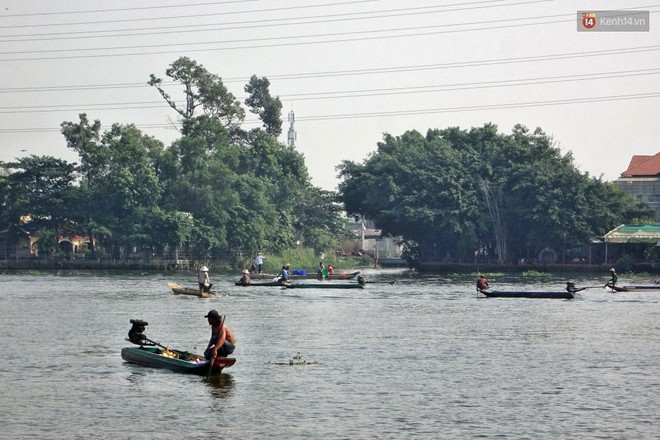 Khổ như c&aacute; ch&eacute;p ng&agrave;y tiễn &ocirc;ng T&aacute;o: Vừa được ph&oacute;ng sinh đ&atilde; bị đội qu&acirc;n ch&egrave;o thuyền chờ sẵn để ch&iacute;ch điện - Ảnh 3.