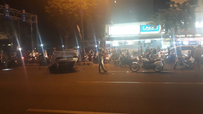 Tài xế nghi say xỉn sau tiệc cuối năm, lái ô tô lộn vòng rồi “phơi bụng” ngay đèn đỏ ở Sài Gòn - Ảnh 1.