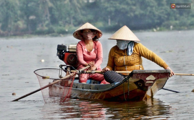 Khổ như cá chép ngày tiễn ông Táo: Vừa được phóng sinh đã bị đội quân chèo thuyền chờ sẵn để chích điện - Ảnh 6.