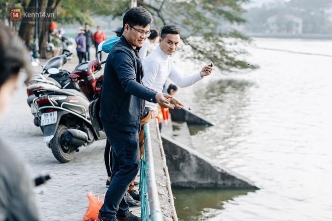 Cá chép chết nổi mặt hồ Tây, bàn thờ, bát hương bị vứt thẳng xuống hồ - Ảnh 2.