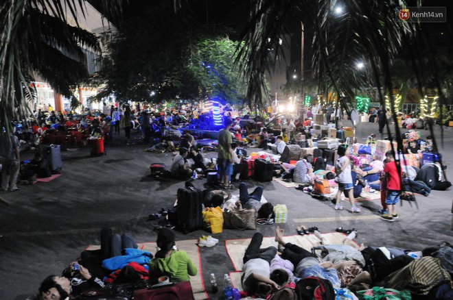 Hàng ngàn người trắng đêm ở ga Sài Gòn, nằm la liệt, mệt mỏi chờ tàu về quê đón Tết - Ảnh 6.