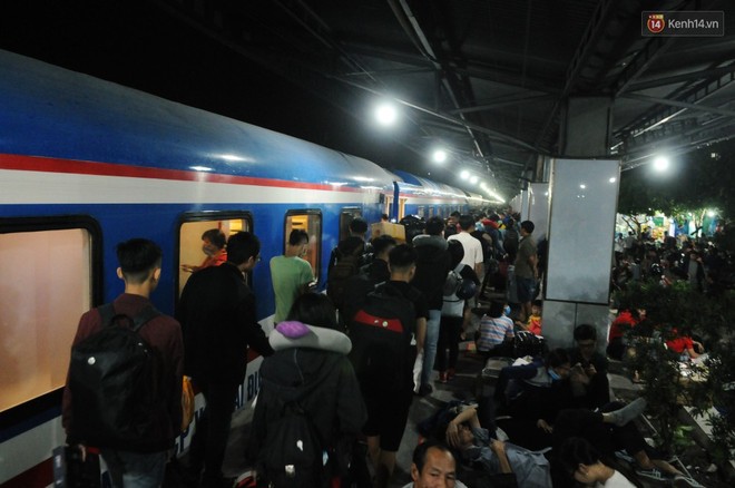 Hàng ngàn người trắng đêm ở ga Sài Gòn, nằm la liệt, mệt mỏi chờ tàu về quê đón Tết - Ảnh 11.