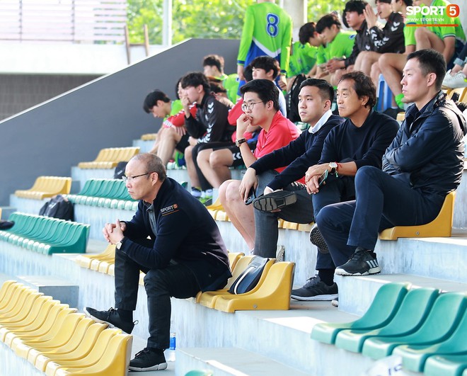 HLV Park Hang-seo chưa về quê ăn Tết, dành thời gian dự khán trận Viettel đấu sinh viên Hàn Quốc - Ảnh 1.