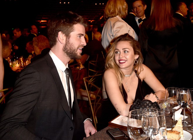 Được Liam khen l&agrave; thi&ecirc;n thần v&agrave; đủ loại mỹ từ, Miley Cyrus liền c&oacute; phản ứng lầy lội g&acirc;y b&atilde;o mạng x&atilde; hội - Ảnh 2.