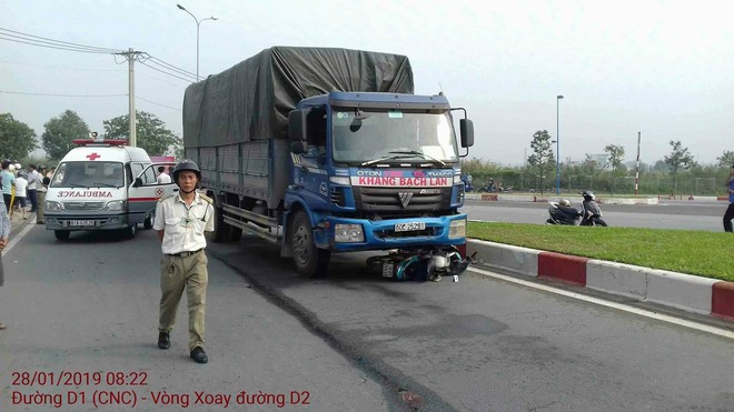 TP.HCM: Va chạm với xe tải, nam c&ocirc;ng nh&acirc;n 9X bị c&aacute;n tử vong tại chỗ - Ảnh 1.