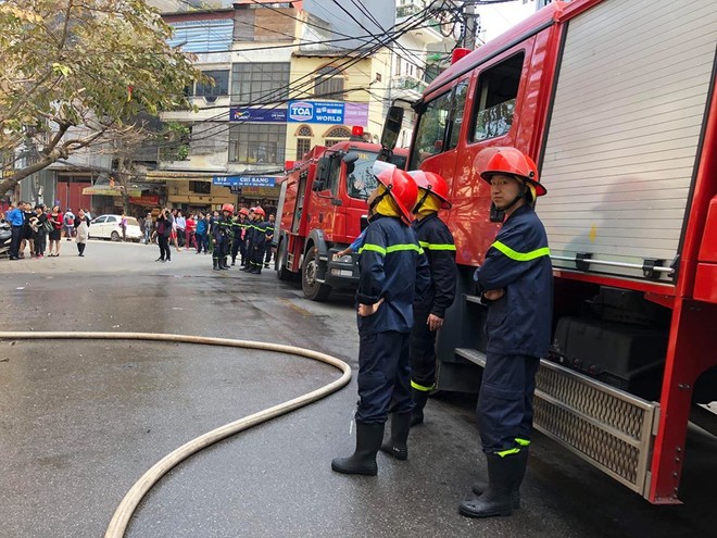 Hà Nội: Cháy ngôi nhà giữa phố cổ, cảnh sát PCCC phong tỏa đường cứu hỏa - Ảnh 3.