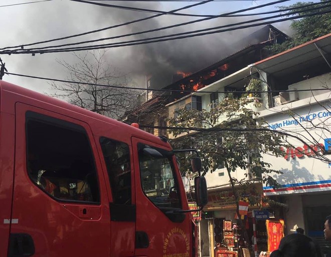 Hà Nội: Cháy ngôi nhà giữa phố cổ, cảnh sát PCCC phong tỏa đường cứu hỏa - Ảnh 1.