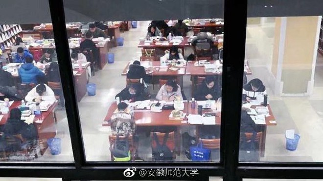 Trung Quốc: H&agrave;ng triệu sinh vi&ecirc;n đ&atilde; nghỉ Tết thế m&agrave; nhiều người vẫn ngồi học chật k&iacute;n tại thư viện - Ảnh 1.