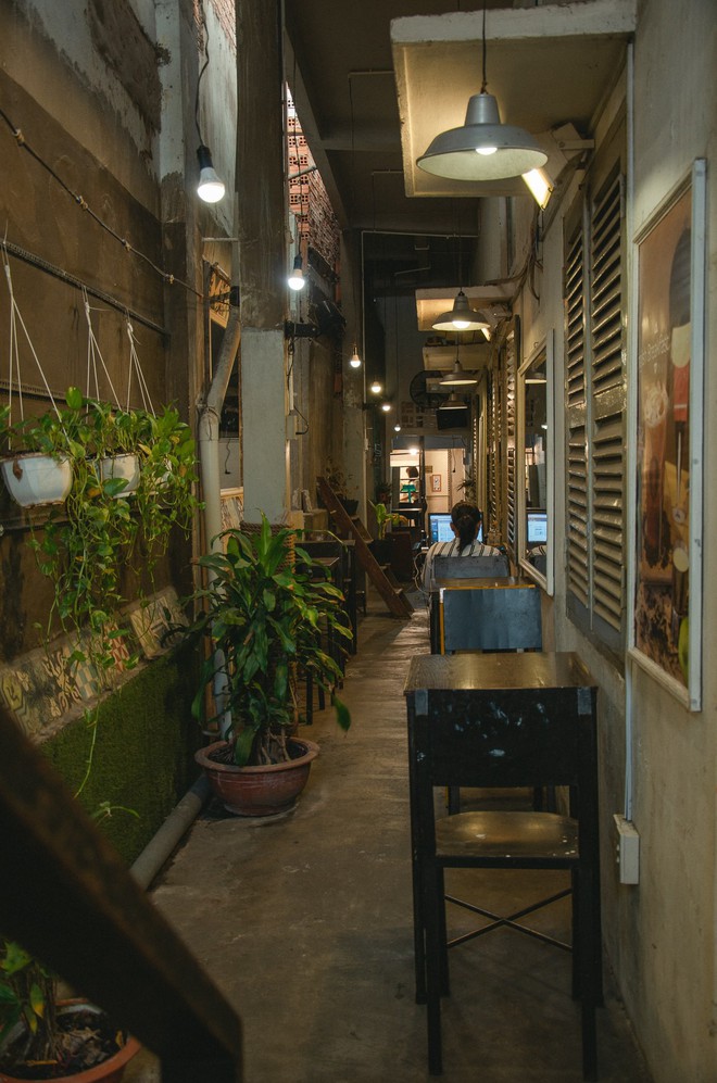 Thêm những quán cà phê Sài Gòn nép mình trong hẻm, hơi khó tìm nhưng đáng để đi thử lắm đấy - Ảnh 2.