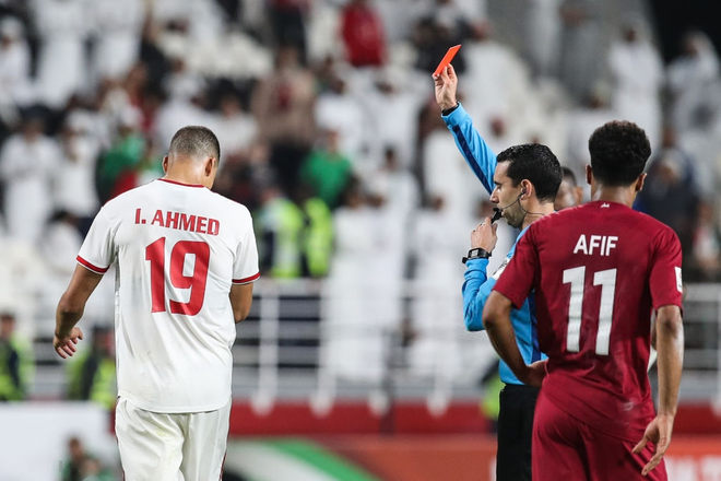 Những hình ảnh xấu xí từ cầu thủ đến fan UAE, vết nhơ khó quên của giải đấu tầm cỡ châu lục - Ảnh 11.