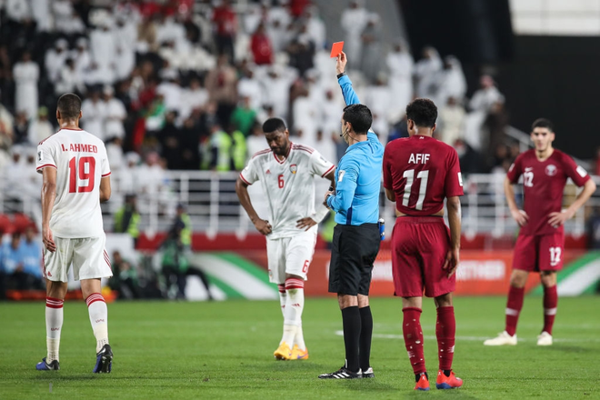 Cầu thủ UAE thúc cùi chỏ thô bạo vào mặt đồng nghiệp Qatar và bị trừng phạt thích đáng bởi VAR - Ảnh 4.