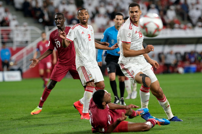 Những hình ảnh xấu xí từ cầu thủ đến fan UAE, vết nhơ khó quên của giải đấu tầm cỡ châu lục - Ảnh 9.