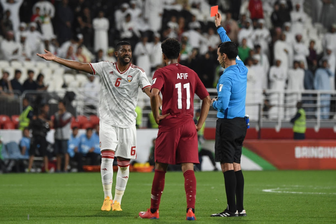 Cầu thủ UAE th&uacute;c c&ugrave;i chỏ th&ocirc; bạo v&agrave;o mặt đồng nghiệp Qatar v&agrave; bị trừng phạt th&iacute;ch đ&aacute;ng bởi VAR - Ảnh 3.