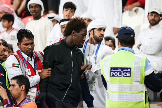 Làm loạn trên khán đài, nhiều CĐV chủ nhà UAE bị cảnh sát đuổi ra ngoài sân - Ảnh 3.