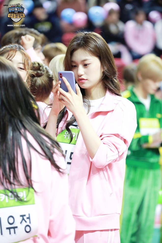 Giữa rừng Idol trang điểm sương sương, c&ocirc; g&aacute;i n&agrave;y nổi l&ecirc;n như một hiện tượng tại đại hội thể thao - Ảnh 4.