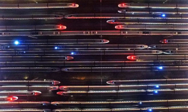 Xu&acirc;n vận Trung Quốc: &ldquo;Biển người&rdquo; xếp h&agrave;ng chờ t&agrave;u xe về qu&ecirc; ăn Tết - Ảnh 2.