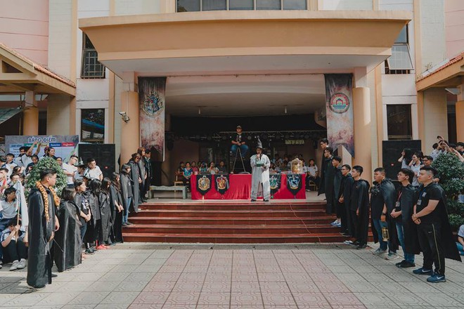 Hội trại Xu&acirc;n g&acirc;y sốt v&igrave; qu&aacute; ho&agrave;nh tr&aacute;ng: Cả trường ho&aacute; th&acirc;n th&agrave;nh ph&ugrave; thuỷ cưỡi chổi thần lao vun v&uacute;t - Ảnh 4.