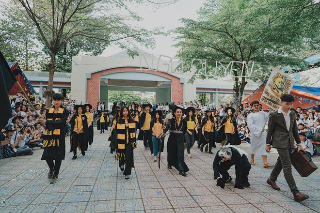 Hội trại Xu&acirc;n g&acirc;y sốt v&igrave; qu&aacute; ho&agrave;nh tr&aacute;ng: Cả trường ho&aacute; th&acirc;n th&agrave;nh ph&ugrave; thuỷ cưỡi chổi thần lao vun v&uacute;t - Ảnh 6.
