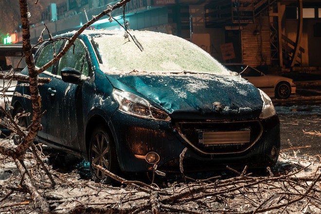 Sau một trận mưa băng giá, thành phố Bucharest bỗng biến thành phim kinh dị hậu tận thế - Ảnh 5.