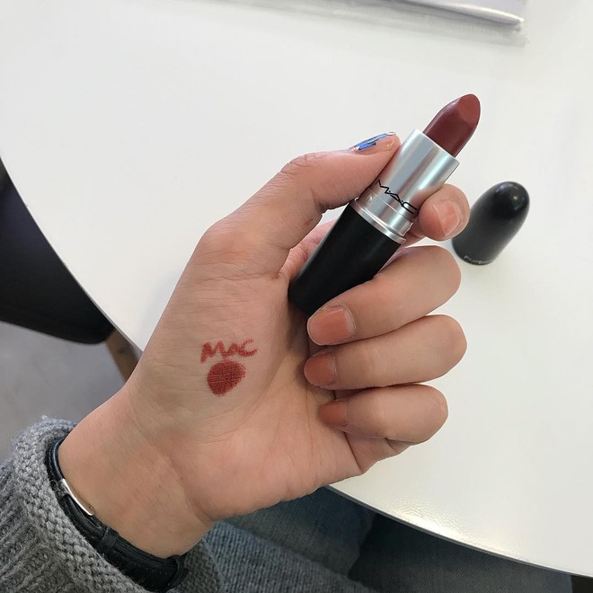 Không phải Chili hay Ruby Woo, màu son đỏ nâu chân chính này mới là thứ được fan son MAC réo tên nhiều nhất vài tháng nay - Ảnh 2.