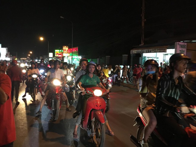 B&igrave;nh Dương: Cột điện ch&aacute;y nổ dữ dội cạnh h&agrave;ng trăm chậu hoa Tết, tiểu thương th&oacute;t tim - Ảnh 2.