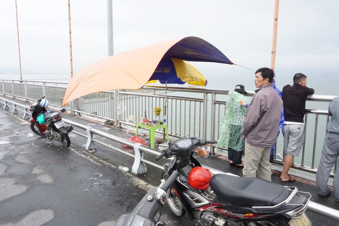 Vụ mẹ già đội mưa chờ tìm con trai trên cầu Đà Nẵng: Thi thể nam thanh niên được phát hiện ở biển An Bàng - Ảnh 2.
