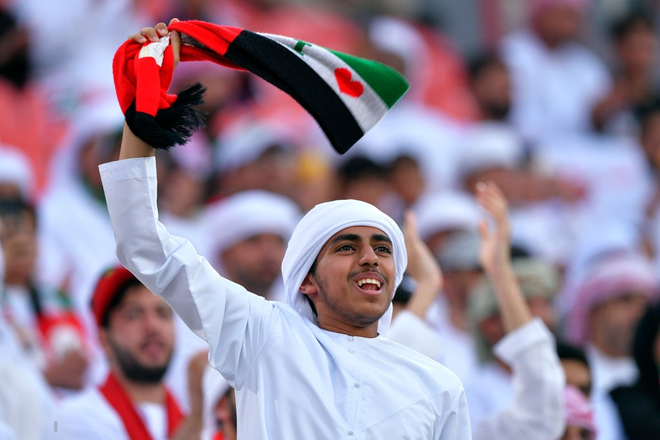 Những hình ảnh xấu xí từ cầu thủ đến fan UAE, vết nhơ khó quên của giải đấu tầm cỡ châu lục - Ảnh 2.