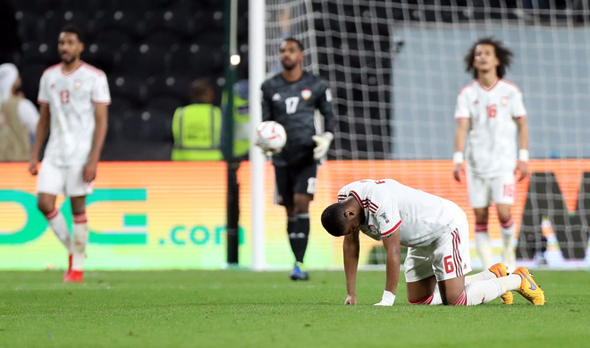 Những hình ảnh xấu xí từ cầu thủ đến fan UAE, vết nhơ khó quên của giải đấu tầm cỡ châu lục - Ảnh 12.