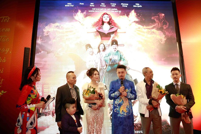 Lâm Vỹ Dạ và các con đến ủng hộ ông xã Hứa Minh Đạt trong buổi ra mắt phim Táo Quậy - Ảnh 1.