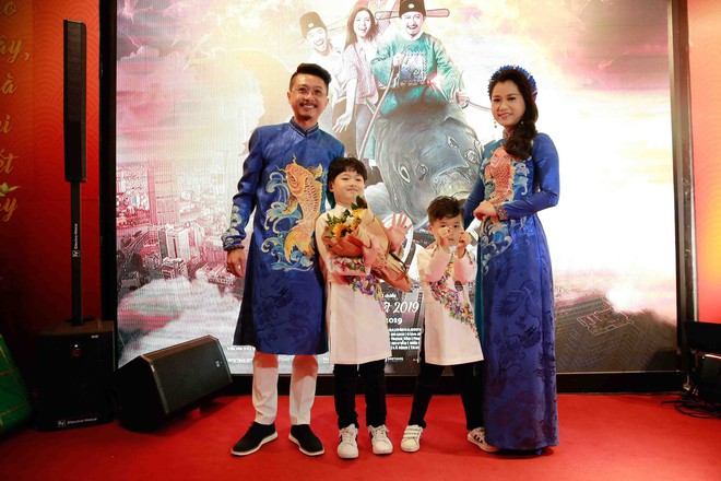 Lâm Vỹ Dạ và các con đến ủng hộ ông xã Hứa Minh Đạt trong buổi ra mắt phim Táo Quậy - Ảnh 2.