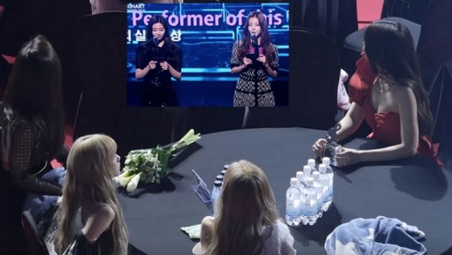 Đ&acirc;y l&agrave; nữ idol khiến Jennie (Black Pink) hoảng hồn v&igrave; chiều cao khủng khi l&ecirc;n trao giải tại Gaon Awards - Ảnh 2.