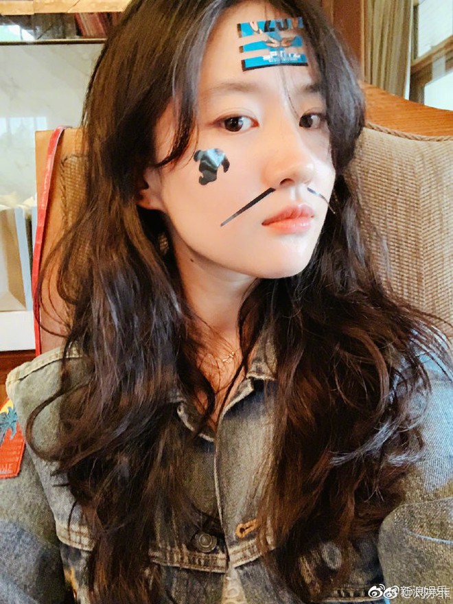 Lưu Diệc Phi khoe ảnh c&ugrave;ng gia đ&igrave;nh du lịch trước Tết, mọi lời khen lại d&agrave;nh cho mẹ c&ocirc; n&agrave;ng - Ảnh 1.