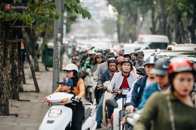 Ảnh: H&agrave; Nội gi&aacute;p Tết, c&oacute; một nỗi &aacute;m ảnh kinh ho&agrave;ng mang t&ecirc;n tắc đường - Ảnh 6.