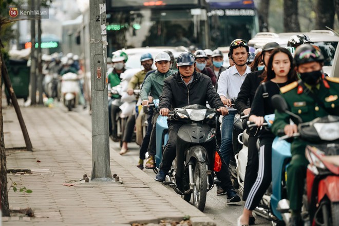 Ảnh: H&agrave; Nội gi&aacute;p Tết, c&oacute; một nỗi &aacute;m ảnh kinh ho&agrave;ng mang t&ecirc;n tắc đường - Ảnh 11.