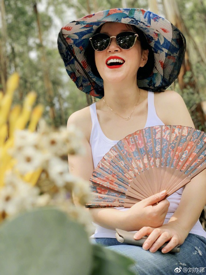 Lưu Diệc Phi khoe ảnh c&ugrave;ng gia đ&igrave;nh du lịch trước Tết, mọi lời khen lại d&agrave;nh cho mẹ c&ocirc; n&agrave;ng - Ảnh 5.
