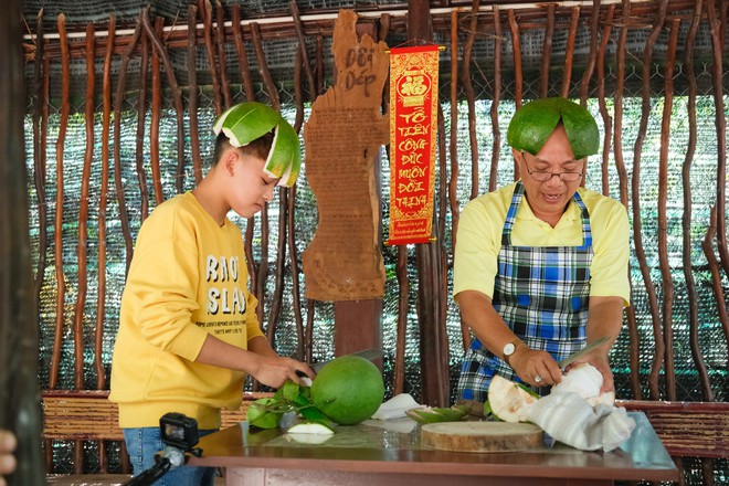 Phi Nhung cùng con nuôi Hồ Văn Cường hào hứng chơi lô tô ngày Tết - Ảnh 7.